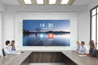 Новый 136-дюймовый дисплей All-in-One DVLED от LG Business Solutions сочетает в себе экран с разрешением 1080p, встроенные контроллер WebOS и динамики, что обеспечивает немедленную работу практически в любой среде.