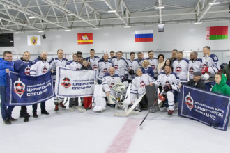 Компания РОСА стала генеральным партнером хоккейной команды «ЦифроVой спецнаZ», в которую вошли руководители цифровой трансформации и министры цифры регионов РФ. На джерси игроков нанесен логотип компании РОСА.