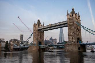 Двадцать четыре камеры Canon были расположены вокруг знаменитой достопримечательности Лондона, чтобы заснять 45-секундный полет двух членов команды Red Bull Skydive Team.