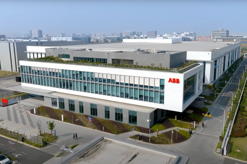 Компания ABB открыла новый завод робототехники площадью 67 тысяч квадратных метров в Канцяо, Шанхай, Китай. Объект стоимостью 150 миллионов долларов использует для максимальной производительности виртуальные системы планирования и управления производством.
