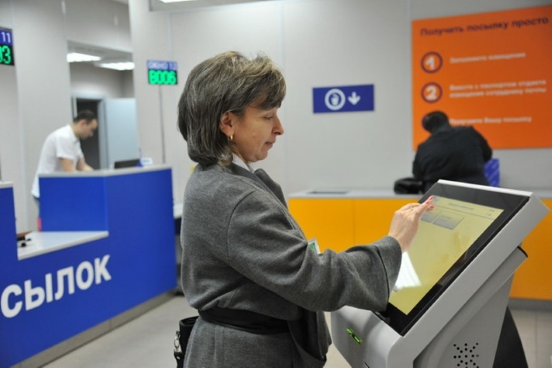 На сегодняшний день в 1500 отделениях Почты России по всей стране завершено внедрение систем электронной очереди, в том числе 352 электронных очередей – в Московском регионе. В текущем году планируется оснастить аналогичным оборудованием еще полторы тысячи почтовых отделений.