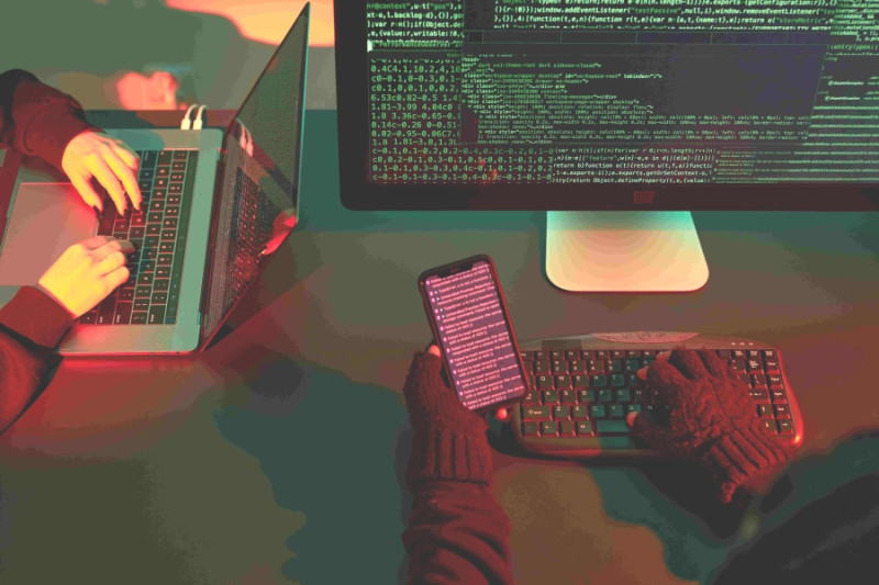 В I полугодии 2024 года общее количество DDoS-атак на российские организации выросло до 355 тысяч – это на 16% больше, чем за весь 2023 год. Главным трендом первых шести месяцев стали мультивекторные непродолжительные атаки с рекордной мощностью, которые гораздо сложнее обнаружить и отразить. Это следует из отчета ГК «Солар» на основании анализа DDoS-атак, отраженных сервисом Anti-DDoS платформы Solar MSS. В выборку попало 700 организаций из различных отраслей.