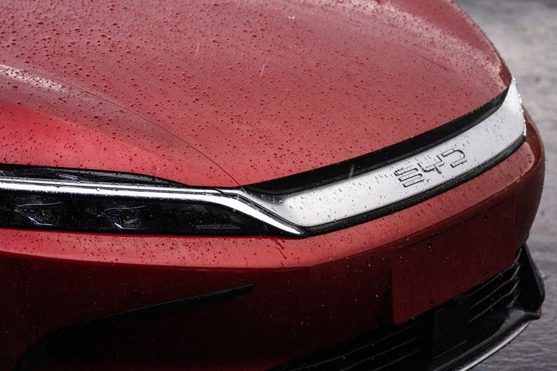 В первые четыре недели ноября BYD был самым продаваемым автомобильным брендом в Китае, опередив Volkswagen, что подчеркивает давление на устаревшие бренды на крупнейшем в мире автомобильном рынке.
