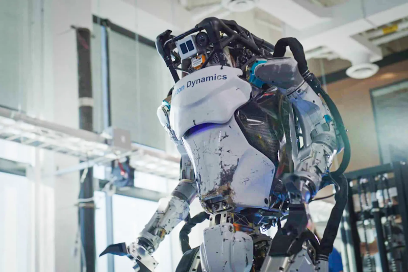 Гуманоид Atlas от Boston Dynamics теперь управляется с автомобильными стойками