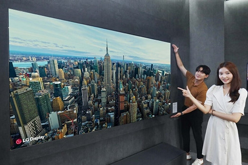 Помимо 97-дюймовой панели OLED.EX, компания демонстрирует модульные панели Transparent Wall Skin, Transparent Showcase и Transparent Media Art Wall, а также решения для конференц-залов.