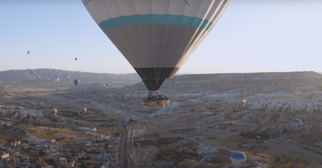 Один из воздушных шаров выступал в качестве «сцены» для выступления ди-джея Бедуина.