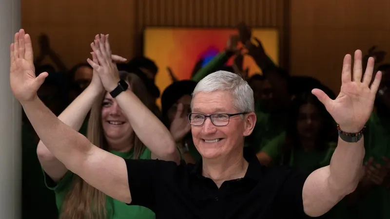 Тим Кук на открытии магазина Apple в Нью-Дели