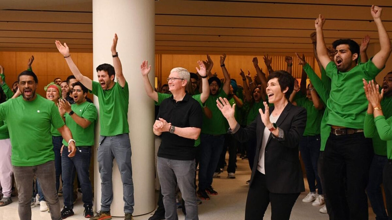 Тим Кук на открытии магазина Apple в Нью-Дели