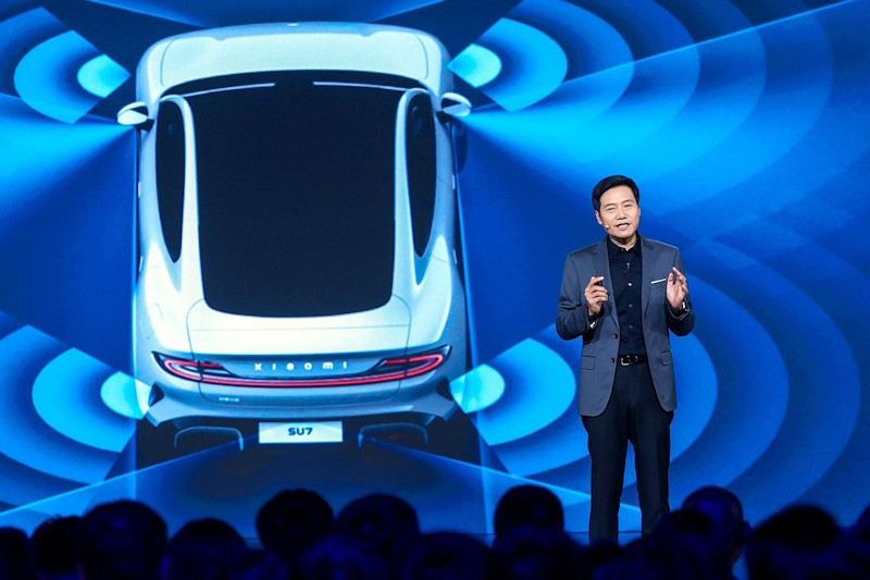 генеральный директор Xiaomi Лэй Цзюнь yа презентации седана Speed Ultra 7 (SU7)