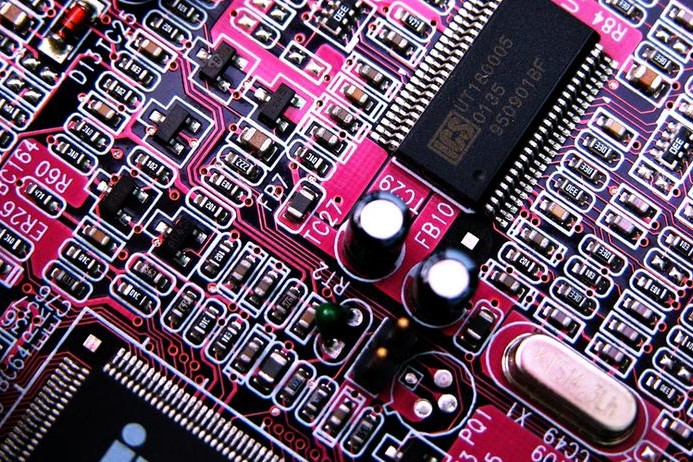 Согласно новому отчету Superfoundry, Taiwan Semiconductor Manufacuring Co. (TSMC) - крупнейшая в мире компания по производству микросхем, планирует поднять цены на чипы примерно на 10–20 процентов. Если это правда, то в результате могут вырасти цены на микросхемы, особенно на ЦПУ от AMD и графические процессоры от Intel, AMD и Nvidia. С повышением цен также могут столкнуться ноутбуки, телефоны Apple iPhone и телефоны Android на базе Qualcomm.