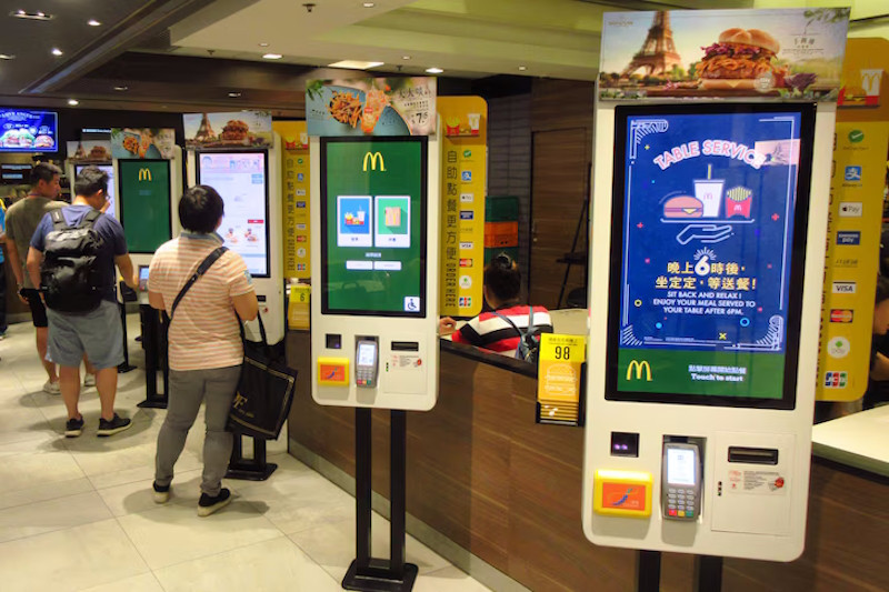 McDonald's делает ставку на ИИ, планируя развивать заказы через мобильное приложение и киоски самообслуживания