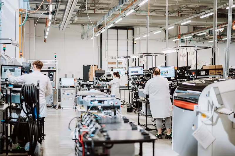 Швейцарская энергетическая технологическая компания ABB отмечает продажу своего миллионного зарядного устройства для электромобилей с момента запуска производства 13 лет назад.