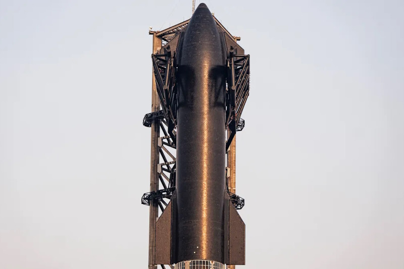 SpaceX запустила гигантскую ракету Starship и впервые вернула ее обратно