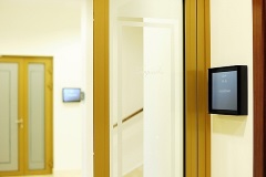 Международная сеть отелей Kempinski Hotels повысила свою интерактивность, установив швейцарское программное обеспечение Navori QL с технологией Digital Signage, позволяющее размещать приветственные сообщения и логотипы партнеров на экранах в номерах, холлах и на входе в отель.