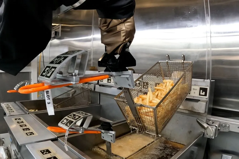 Miso Robotics и Cali Group открывают первый автоматизированный ресторан