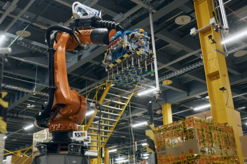 Яндекс Маркет представил Роборуку — новую модель складского робота со встроенной нейросетью