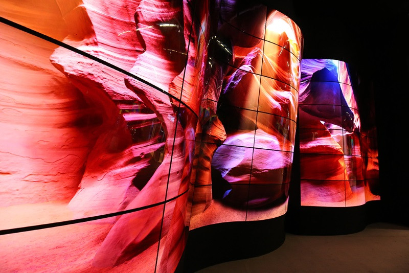 LG-oled-canyon-ise2018