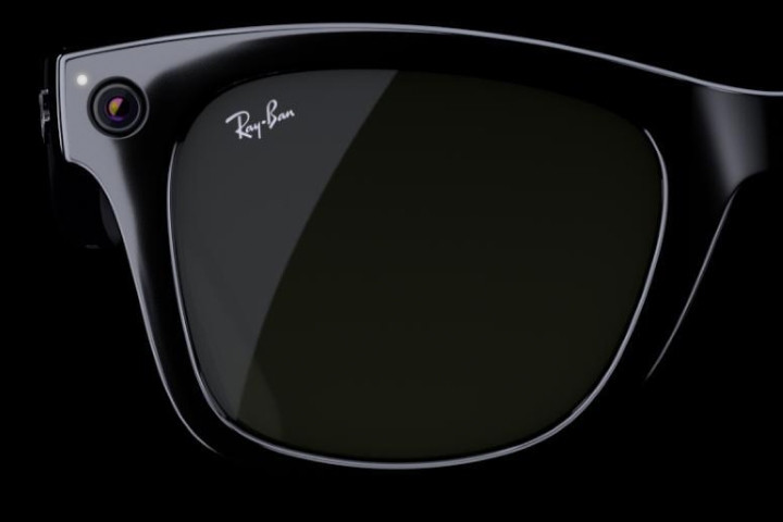 «Умные» очки Ray-Ban Stories были выпущены в четверг, 9 сентября. Их можно приобрести в трех вариантах дизайна и нескольких цветах по цене от 299 долларов США.