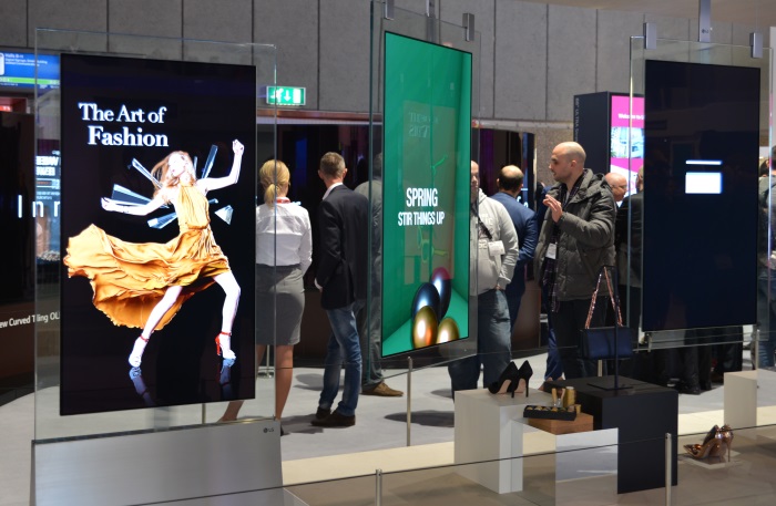 LG-ISE2017-In-Glass Wallpaper
