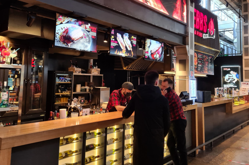 Как правильно использовать экраны в кафе и ресторанах