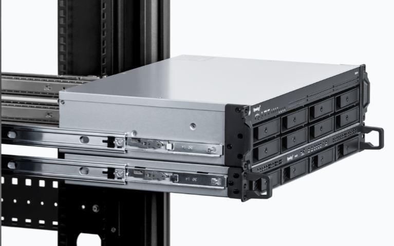 RackStation RS1221+ и RS1221RP+ в стойке