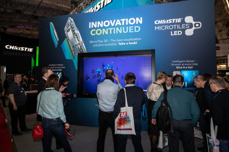 Christie продолжает модернизировать MicroTiles LED: на выставке ISE 2020 они впервые показаны с функцией активного 3D. На стенде Christie (1-H70) посетители смогли лично убедиться в возможностях новых Christie MicroTiles LED с шагом пикселя 1,25 мм.
