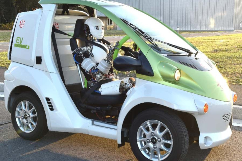 Японский человекоподобный робот учится водить машину