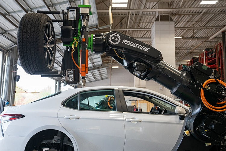 Компания RoboTire объявила об установке и запуске своей системы в шинном магазине Discount Tire в Фаунтин-Хиллз, штат Аризона. Система может заменить четыре шины на легковом автомобиле менее чем за 25 минут.