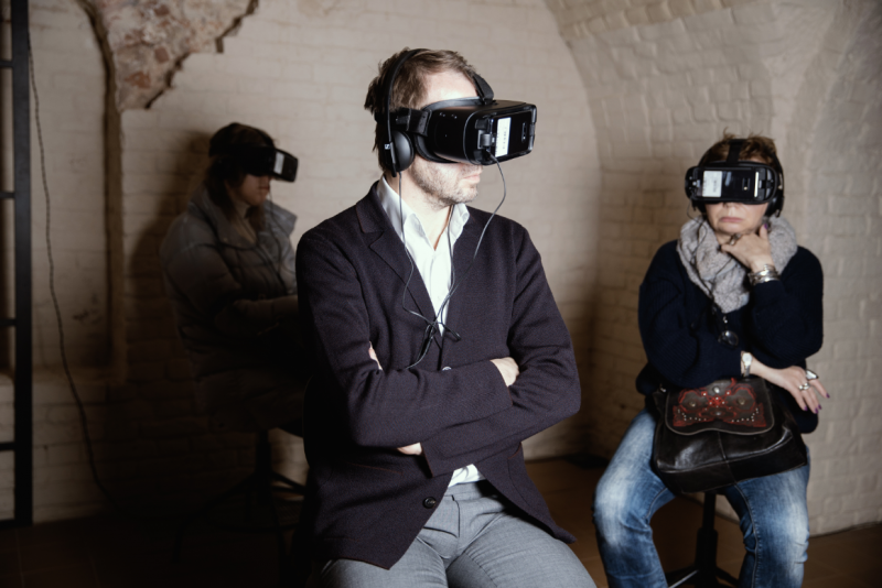 зрители в очках Samsung Gear VR