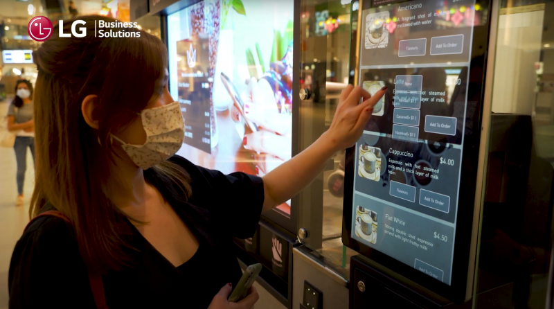 Прозрачный OLED-экран LG  в кофейном киоске в Сингапуре