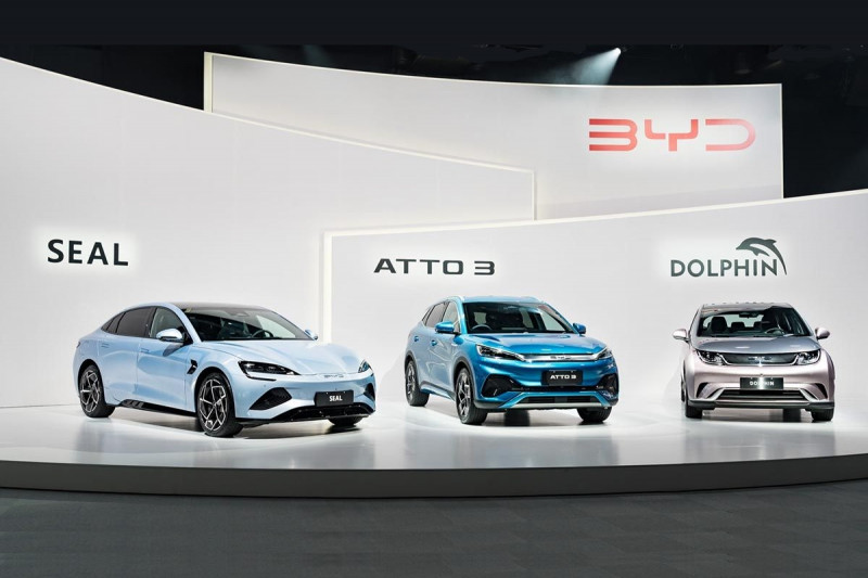Компания BYD со штаб-квартирой в Китае, крупнейший в мире производитель электромобилей, недавно провела пресс-конференцию в Токио, чтобы обнародовать планы по выходу на рынок легковых автомобилей Японии с тремя моделями: Atto 3, Dolphin и Seal.