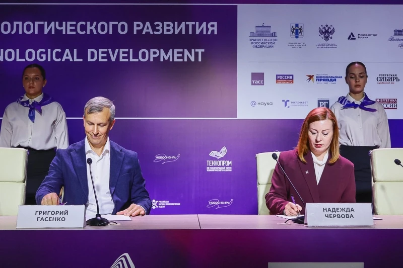 В рамках XIII Международного форума технологического развития «Технопром-2026» состоялось подписание соглашения о сотрудничестве между компанией СКБ Контур и ГК «КОМПЬЮТЕРЫ И СЕТИ». Сотрудничество направлено на ускорение импортозамещения программного обеспечения и внедрение современных российских цифровых технологий в реальный сектор экономики.