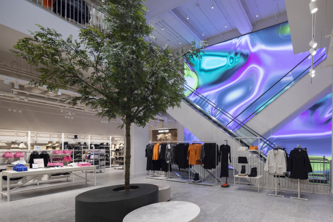 Компания H&M представила флагманский магазин на лондонской Риджент-стрит, в котором представлены генеративные произведения искусства, отображаемые на светодиодном экране с двойным разрешением 4K от Leyard.