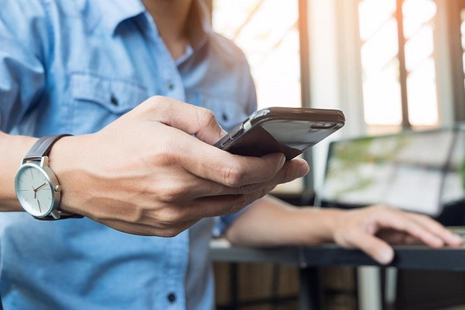 Tele2, альтернативный оператор мобильной связи в России, проанализировал предпочтения клиентов в выборе телефонов. В сентябре 2020 года проникновение смартфонов среди телефонов в сети оператора на Северо-Западе достигло 74%. При этом абоненты стали чаще выбирать модели с диагональю от 6 дюймов и стоимостью от 20 тысяч рублей.