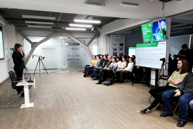 В ходе визита в регион, где в сентябре 2021 года было открыто представительство АРПП «Отечественный софт», Наталья Касперская приняла участие в заседании экспертного совета по развитию информационных технологий, под руководством губернатора Ульяновской области Алексея Русских. Участниками совещания в правительстве региона также выступили Владимир Кононов, депутат Государственной Думы, заместитель председателя комитета по образованию и науке; Ренат Лашин, исполнительный директор АРПП «Отечественный софт»; Вадим Павлов, генеральный директор «Агентства технологического развития Ульяновской области», руководитель представительства АРПП в Приволжском округе; представители регионального правительства, ИТ-бизнеса и вузовского сообщества.
