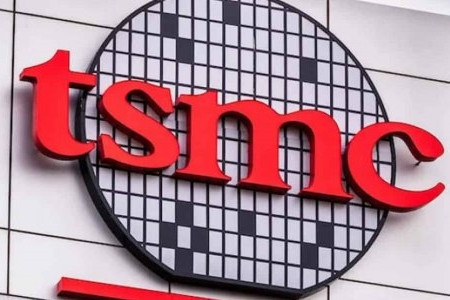 Производитель чипов Taiwan Semiconductor Manufacturing Company Ltd (TSMC) в четверг начал массовое производство своих самых передовых чипов на юге Тайваня. Председатель TSMС заявил, что компания продолжит наращивать мощности на острове.