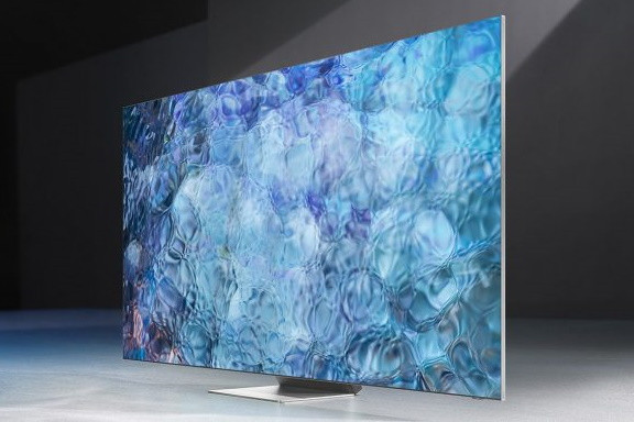 Телевизоры Samsung Neo QLED 8K 2021 года (модели QN900A, QN800A) первыми в мире получили сертификацию Wi-Fi 6E от организации Wi-Fi Alliance (WFA). Новый стандарт связи Wi-Fi 6E предлагает владельцам телевизоров Samsung Neo QLED 8K в четыре раза более быстрое подключение[1], а также стабильную и надежную передачу данных, даже когда к одному маршрутизатору подключено несколько устройств. Это идеально подходит для пользователей, которые ценят иммерсивный OTT-контент высокой четкости.