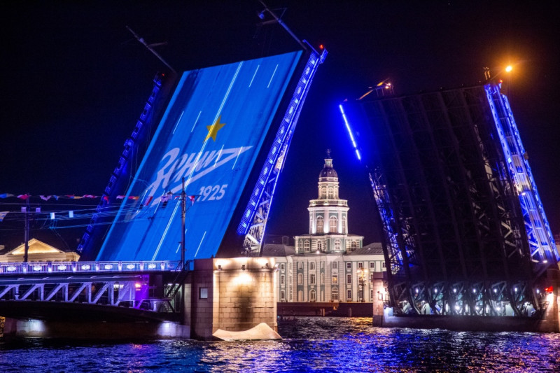 В ночь на 27 июля петербуржцы и гости города увидели необычное световое шоу на одном из пролетов разведенного Дворцового моста.