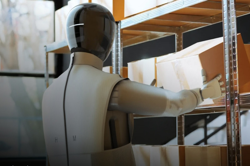 На прошлой неделе компания Humanoid впервые продемонстрировала своего робота HMND 01 с искусственным интеллектом, имеющего механическую конструкцию и управление движением.