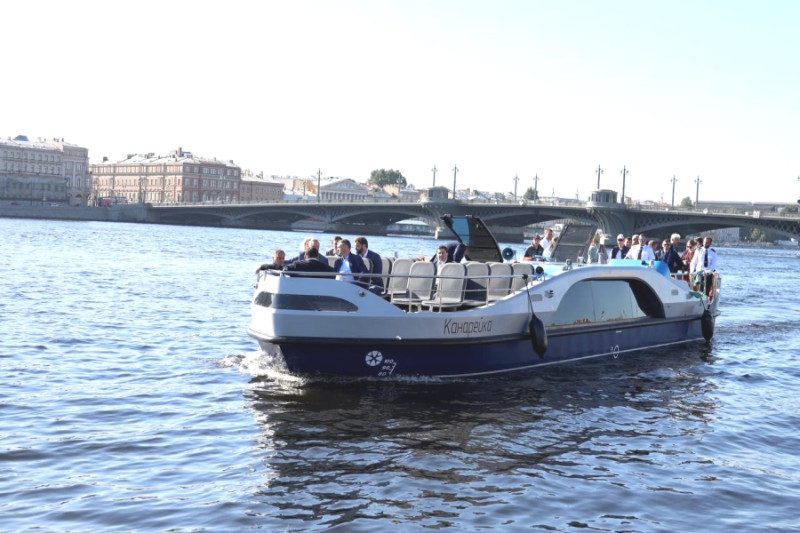 Представлено первое электросудно для прогулок по рекам и каналам Санкт-Петербурга