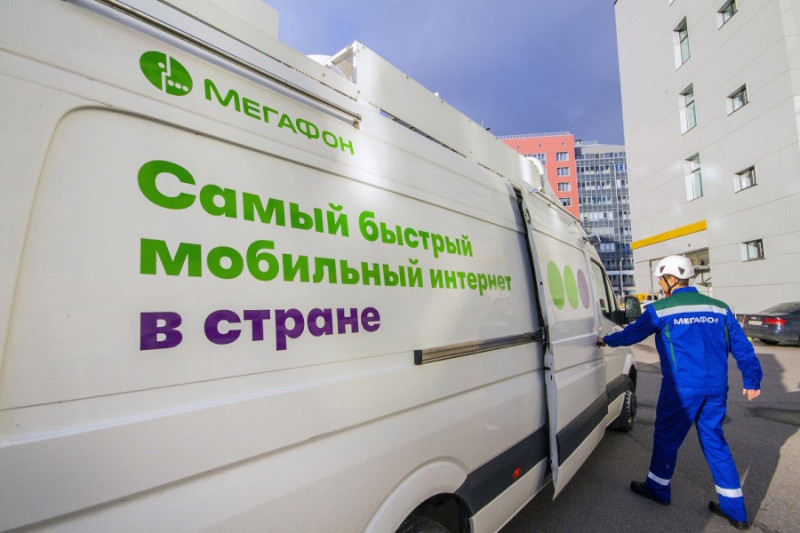 Свыше 10 Тбайт фото- и видеоконтента сгенерили гости и участники знаменитого петербургского выпускного «Алые Паруса». Делиться тяжёлыми файлами, записывать сторис и вести прямые эфиры без малейшей задержки сигнала 1,2 миллиона выпускников могли благодаря тому, что специалисты МегаФона развернули дополнительные базовые станции на Дворцовой площади, а также Дворцовой, Адмиралтейской и Петровской набережных.