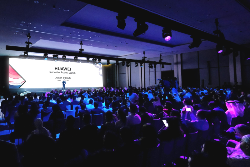 Компания Huawei провела презентационное мероприятие на тему «Сотворение красоты» 12 декабря в Дубае, где представила HUAWEI MatePad Pro 13.2'' и HUAWEI MateBook D 16, а также наушники-вкладыши HUAWEI FreeClip. Этот последний запуск продуктов за пределами Китая последовал по стопам мероприятия "Fashion Forward" в октябре, на котором была представлена новая линейка носимых устройств. Дубайская выставка показала намерения компании Huawei разрабатывать высококлассные продукты, сочетающие моду и технологии и ориентированные на широкий круг пользователей по всему миру.