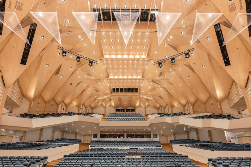 Новая светодиодная технология Elation для освещения концертов в Тампере-холл