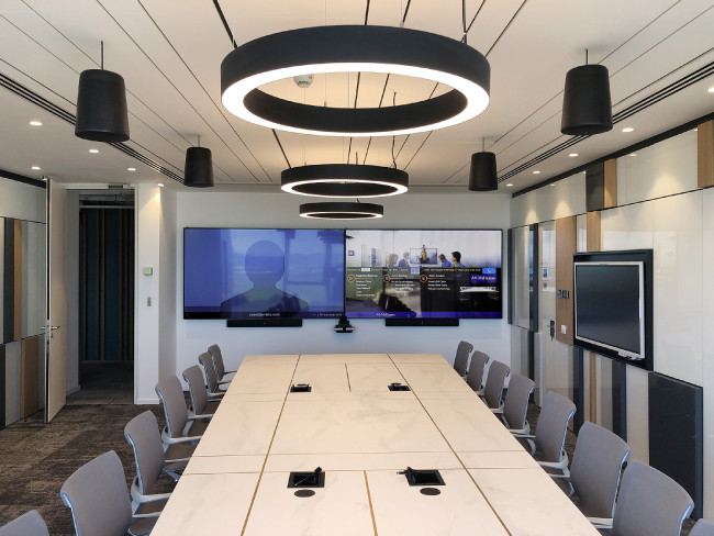 Аудиовизуальные системы, установленные в многочисленных переговорных и конференц-залах офиса NVIDIA