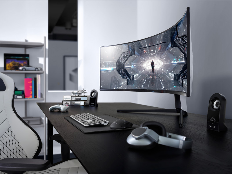 Samsung Electronics, глобальный лидер в сегменте игровых мониторов*, представляет принципиально новую серию изогнутых игровых мониторов Odyssey на международной выставке потребительской электроники CES 2020. В нее входят модели G9 (экран 49 дюймов) и G7 (экран 32 и 27 дюймов) с рекордно высокой изогнутостью (радиус изгиба 1000 мм/1000R) и технологией QLED.