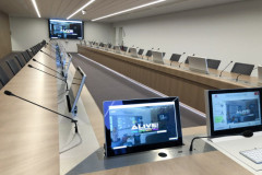 Стильный, энергоэффективный, автоматический и простой в использовании конференц-зал стал технологичнее благодаря выдвижным мониторам серий DynamicX2 и Dynamic3.