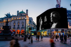Операторы уличных светодиодных экранов по всей Великобритании объединились, чтобы почтить память королевы после ее выдающегося 70-летнего правления.