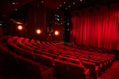 Новый уровень звукового дизайна вызвал восторженный отклик аудитории в муниципальном театре.
