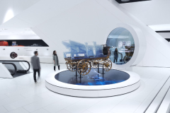 Leyard делает путешествие во времени возможным с Порталом Наследия в будущее в музее Porsche.