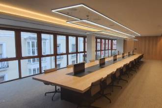 Моторизованные мониторы Arthur Holm обеспечивают идеальную видимость для участников заседания по обе стороны стола конференц-зала испанского банка Фонд Каха де Бургос (Fundación Caja de Burgos).
